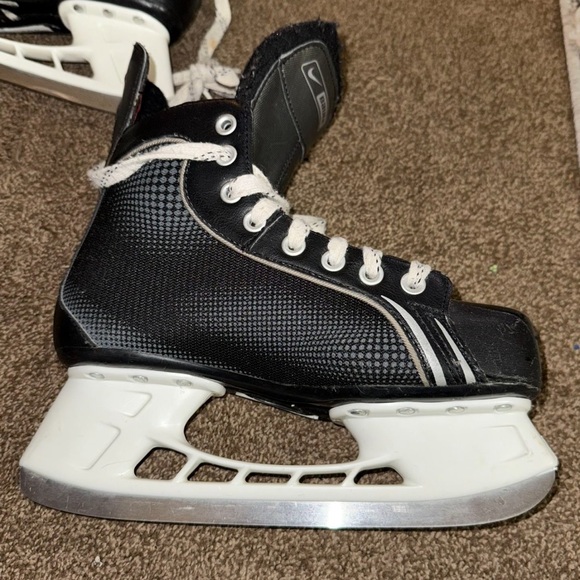 Bauer Tuuk One 05 Supreme Ice Hockey Skates Youth Size 5R Gear Equipment Used PO - Picture 8 of 12